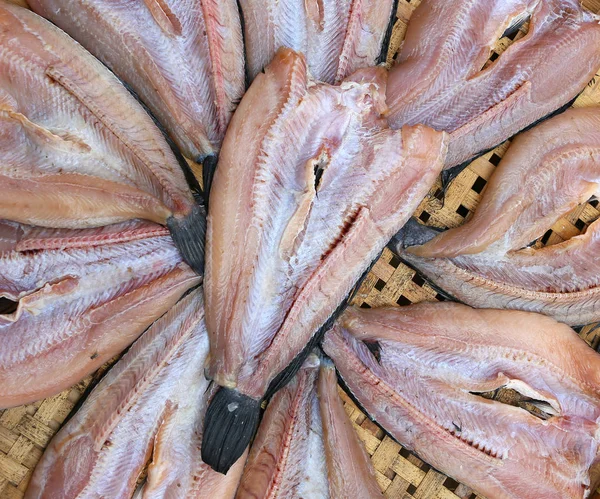 Suszone ryby wężogłowów paski na bambusowy kosz omłotu — Zdjęcie stockowe