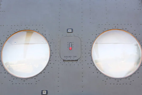 金属表面的军用飞机与窗口 — 图库照片