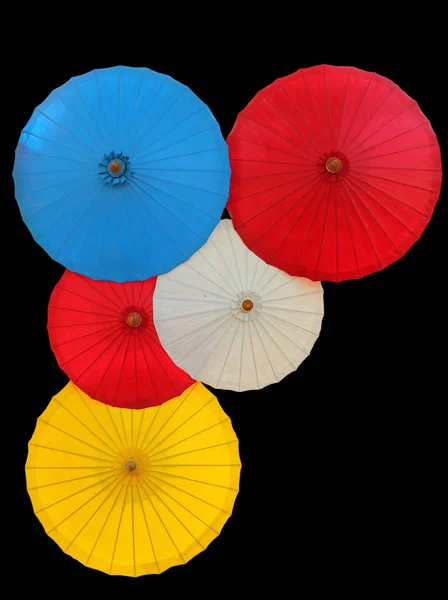 Tajski tradycyjnych parasol na białym na czarnym tle — Zdjęcie stockowe