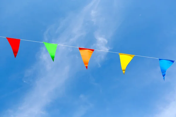 Bunte Fahnen auf der thailändischen Tempelmesse — Stockfoto