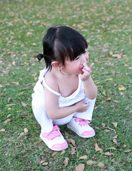 Menina asiática chorando no parque — Fotografia de Stock
