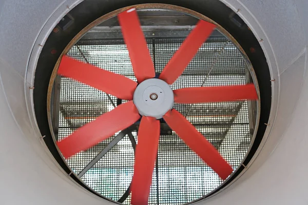 HVAC (θέρμανση, εξαερισμός και κλιματισμός) spining λεπίδες / Closeup ανεμιστήρα βιομηχανικού εξαερισμού ανεμιστήρων φόντο / κλιματιστικό μηχάνημα εξαερισμού ανεμιστήρα / σύστημα εξαερισμού — Φωτογραφία Αρχείου