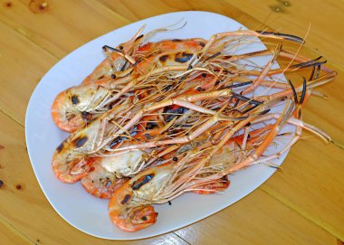 Beyaz plaka ızgara karides