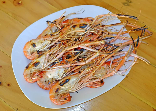 Gegrillte Garnelen in weißem Teller — Stockfoto