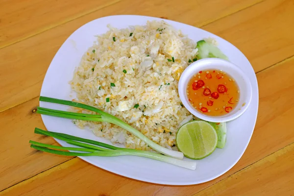 Kızarmış pilav Yengeç ile balık sosu ve limon, Tayland Mutfağı ile hizmet — Stok fotoğraf