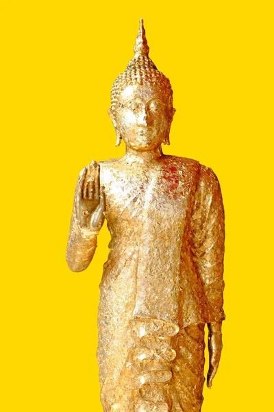 Статуя стоячого Будди ізольована на жовтому фоні — стокове фото