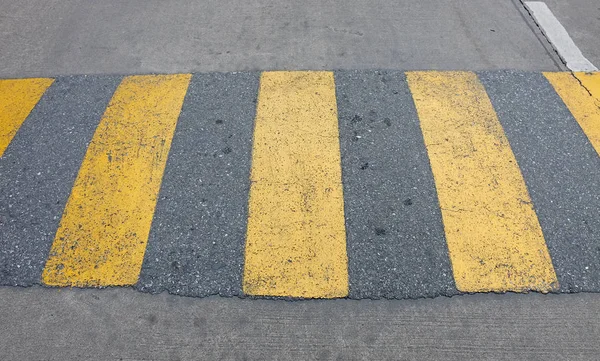 Un bache amarillo para ralentizar el tráfico —  Fotos de Stock
