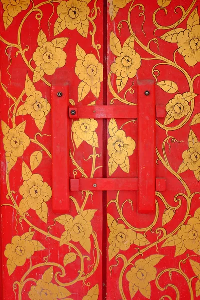 The red door of temple in Thailand — Stock Photo, Image