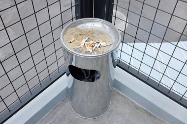 Sigara izmaritleri kül tablasına atılmış.