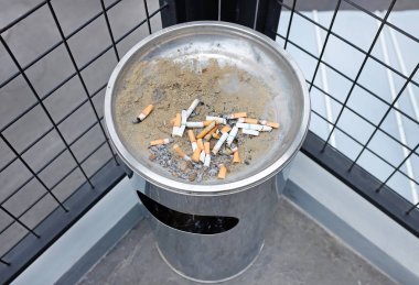 Sigara izmaritleri kül tablasına atılmış.