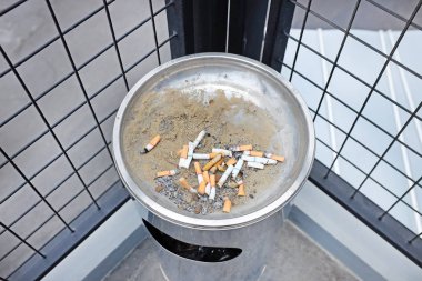 Sigara izmaritleri kül tablasına atılmış.