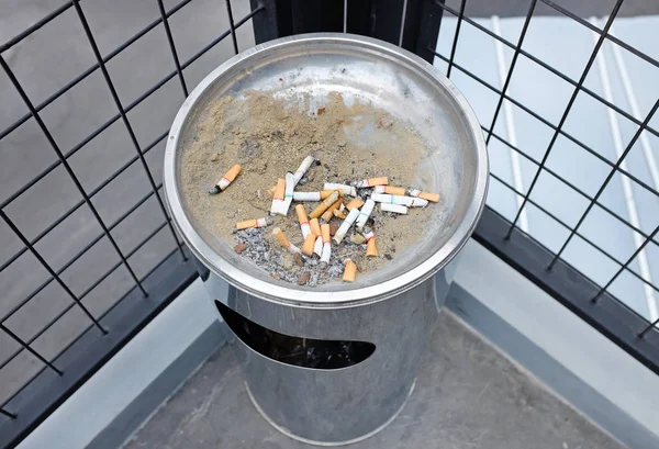 Sigara izmaritleri kül tablasına atılmış.