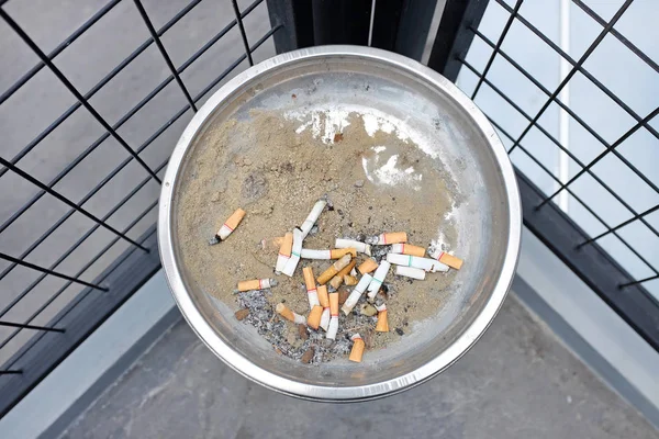 Rabos de cigarro descartados em cinzeiro — Fotografia de Stock