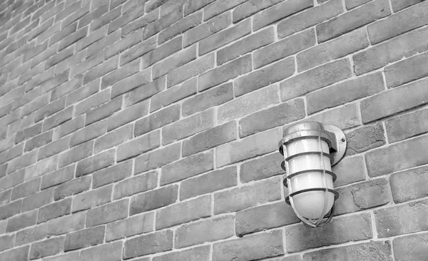 Eski stil lamba turuncu tuğla duvar, siyah ve beyaz sesi — Stok fotoğraf