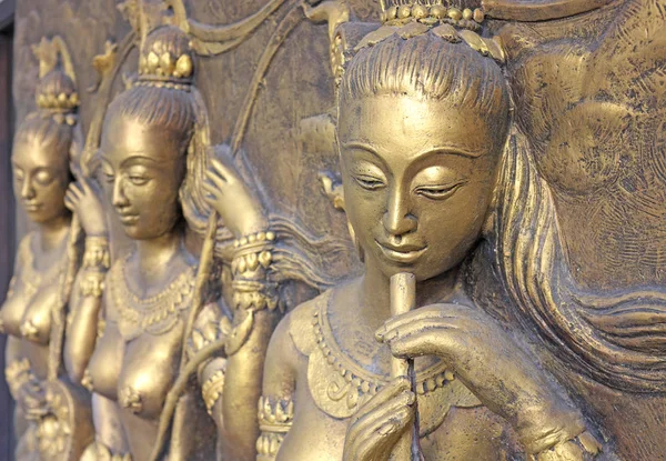 Тайская скульптура на стене храма — стоковое фото