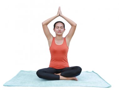 Asya genç kadının beyaz arka plan üzerinde izole yoga egzersizleri yapması