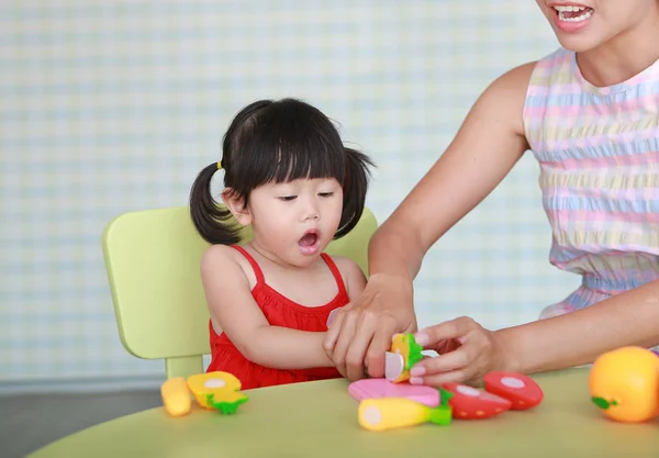 Asiática niña y madre jugando frutas de plástico en el Kid habitación — Foto de Stock