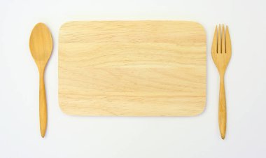 tahta kaşık ve çatal ahşap tahta karşı beyaz arka plan üzerinde