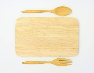 tahta kaşık ve çatal ahşap tahta karşı beyaz arka plan üzerinde