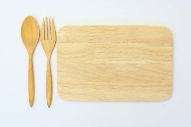 tahta kaşık ve çatal ahşap tahta karşı beyaz arka plan üzerinde