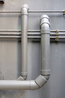 su boruları bina çimento duvara