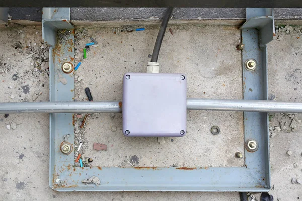 Aluminiumdrahtrohrverbindungen an Kunststoffbox an Zementwand — Stockfoto