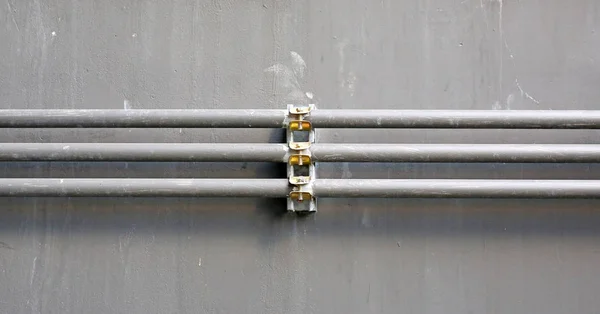 Aluminiowa rura przewód w ścianie cementu — Zdjęcie stockowe