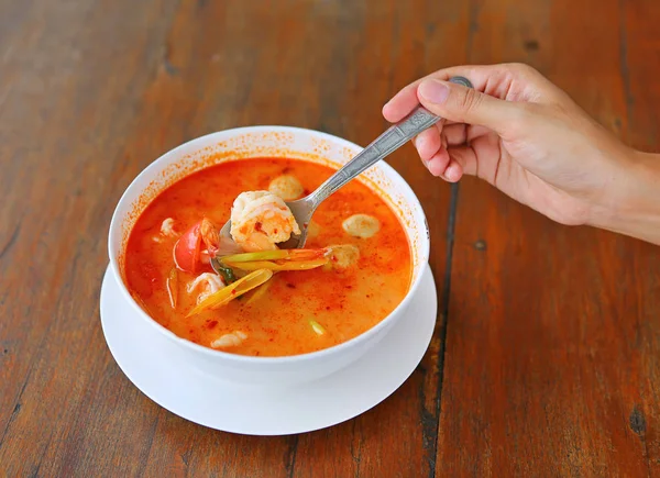 Prawn and lemon grass soup with mushroom or "Tom Yum Goong" is the most famous of all Thai soups, The Tom Yum Goong both spicy sour taste at all sweet. — Stock Photo, Image