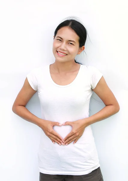 Asijské žena v tričko výraz tvaru srdce, Symbol lásky — Stock fotografie
