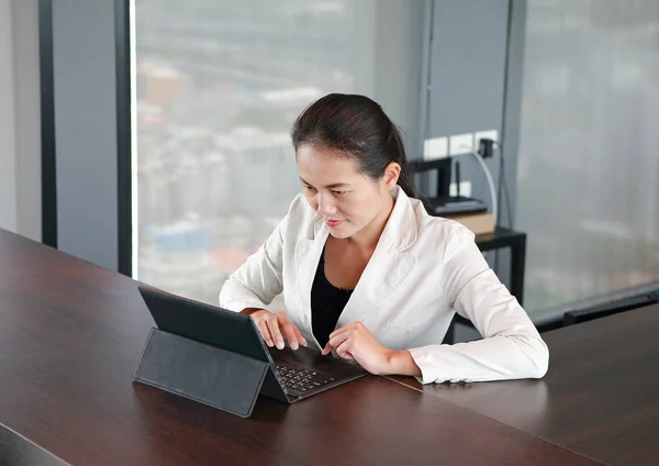 Młoda kobieta siedzi przy stole w miejscu pracy w biurze z laptopa — Zdjęcie stockowe