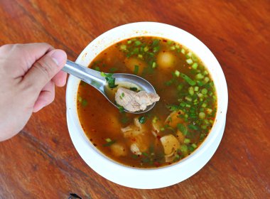 Sıcak ve baharatlı çorbası Domuz kaburga, sığ derinliği alan, Domuz kaburga odaklanmak