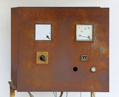Eski ve paslı Panel elektrik panoları