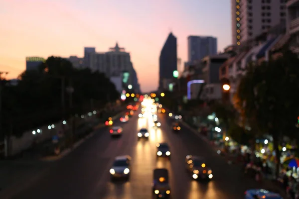 Luci di via dopo il tramonto a Bangkok midtown, sfondo Bokeh — Foto Stock