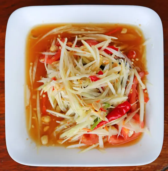 Insalata di papaya tailandese calda e piccante mescolata da varietà di verdure — Foto Stock