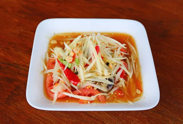 Salad pepaya Thailand panas dan pedas dicampur dari berbagai sayuran — Stok Foto