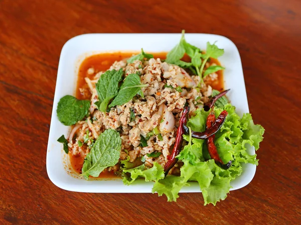 Insalata di maiale macinata piccante, cibo tailandese — Foto Stock