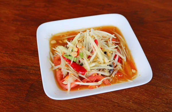 Insalata di papaya tailandese calda e piccante mescolata da varietà di verdure — Foto Stock