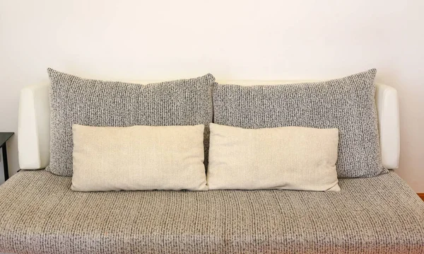 Красивая роскошная подушка на диване украшения в интерьере гостиной — стоковое фото
