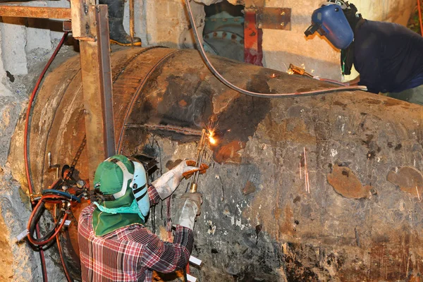 Lavori di saldatura per tubi in acciaio di grandi dimensioni — Foto Stock