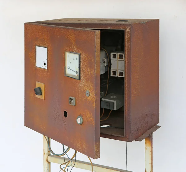 老和生锈的面板电气控制箱 — 图库照片