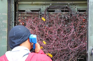 Bir teknisyen düzeltme telefon santralleri, Pabx (özel otomatik aktarmalı), telefon sistemi