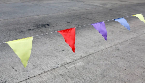 Kleurrijke vlaggen voor waarschuwing op de weg — Stockfoto