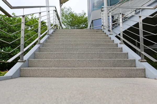 Passerelle de passage supérieur avec rampe d'escalier vers le bas — Photo