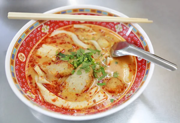 Pittige vis noodle in de kom met eetstokjes en lepel — Stockfoto