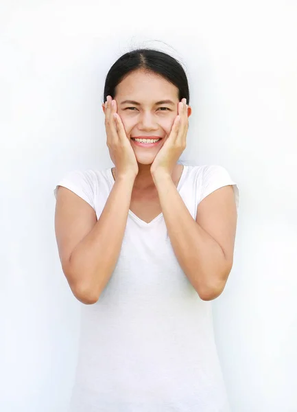 Close up mulher asiática tocando sua bochecha com sorriso no fundo branco — Fotografia de Stock