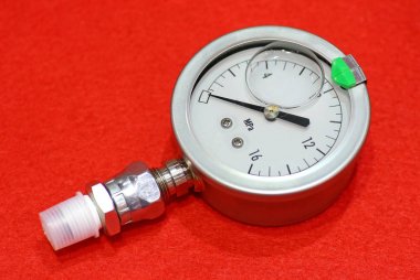 kırmızı kumaş üzerine basınç ölçü aygıtları