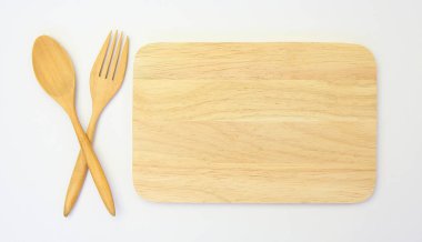 tahta kaşık ve çatal ahşap tahta karşı beyaz arka plan üzerinde