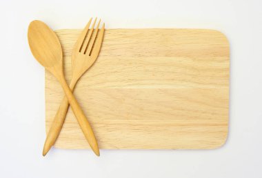 tahta kaşık ve çatal ahşap tahta karşı beyaz arka plan üzerinde