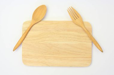 tahta kaşık ve çatal ahşap tahta karşı beyaz arka plan üzerinde