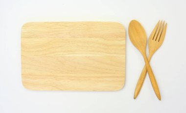 tahta kaşık ve çatal ahşap tahta karşı beyaz arka plan üzerinde